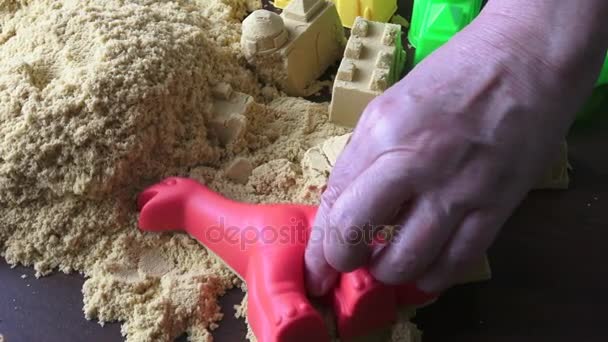 Κινητική άμμος σωρού για τα παιδιά. Κινητική άμμος γκρο πλαν. — Αρχείο Βίντεο