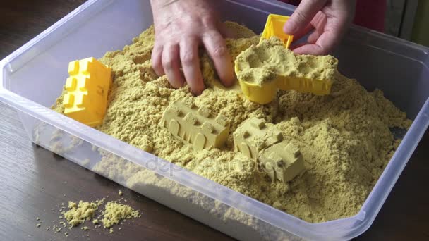 Kinetic sand heap för barn. Kinetic sand närbild. — Stockvideo