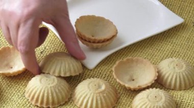 Tatlı bir sepet şeklinde. Sarı jüt bir arka plan üzerinde tatlı pasta. 