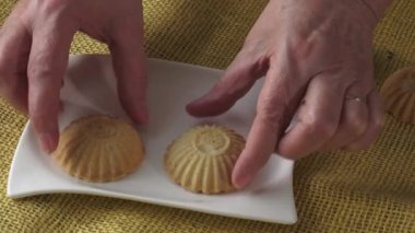Tatlı bir sepet şeklinde. Sarı jüt bir arka plan üzerinde tatlı pasta. 