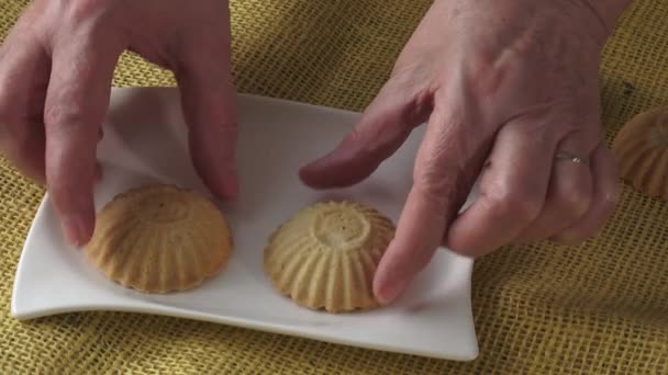 Postre Forma Canasta Pastelería Dulce Sobre Fondo Yute Amarillo — Vídeos de Stock