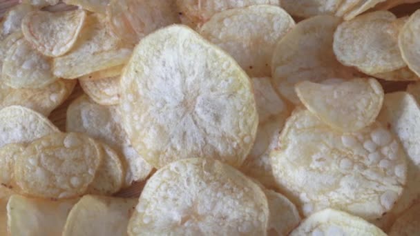 Gezouten Potato Chips Houten Achtergrond — Stockvideo