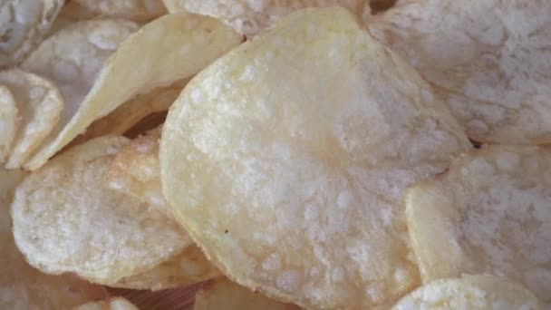 Patatas Fritas Saladas Sobre Fondo Madera — Vídeo de stock