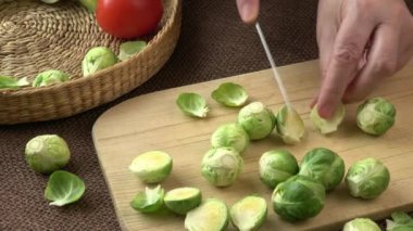 Erkek kesme Brüksel lahanası ahşap tahta üzerinde eller