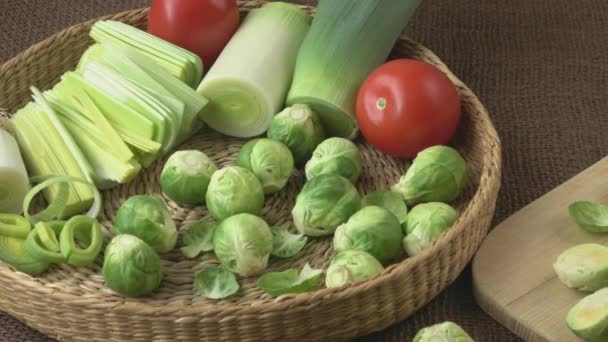 Brüksel Lahanası Brassica Oleracea Domates Bir Sepet Içinde Pırasa — Stok video