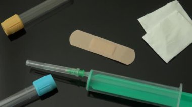 Siyah arka plan üzerinde test tüpleri ile şırınga