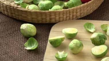 Brüksel lahanası (Brassica oleracea) domates, bir sepet içinde pırasa