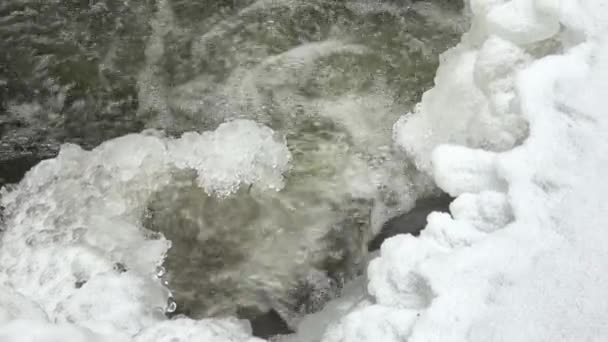Pequena Cascata Com Gelo Gelo Rio Inverno Nevado Frio — Vídeo de Stock