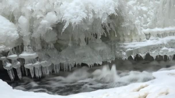 Biraz Buz Buz Sarkıtları Ile Çağlayan Soğuk Karlı Kış Nehir — Stok video