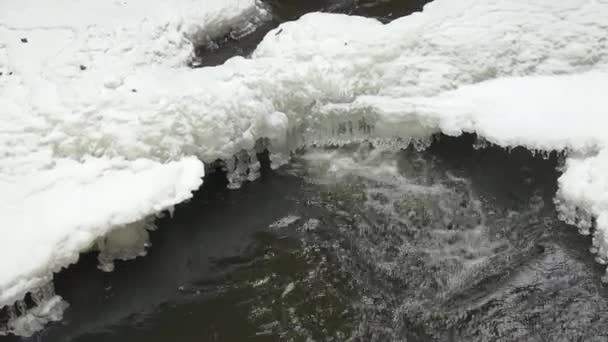 Kis Vízesés Ice Jégcsapok Hideg Havas Téli Folyó — Stock videók