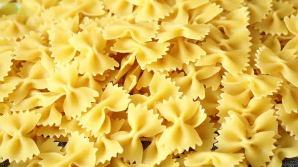 Haufen Von Farfalle Pasta Draufsicht — Stockvideo
