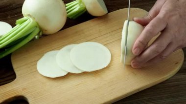 Dilimlenmiş daikon turp. Lezzetli taze ham beyaz yuvarlak Japonca turp.