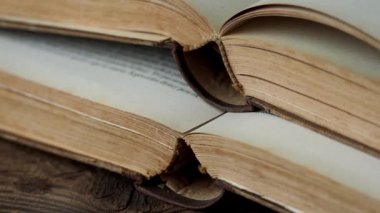 Eski ahşap masa kitap açın