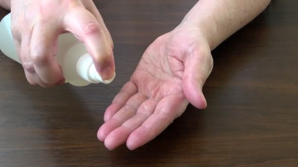 Spruzzare Soluzione Antisettica Sulle Mani Disinfezione Delle Mani Della Pelle — Video Stock