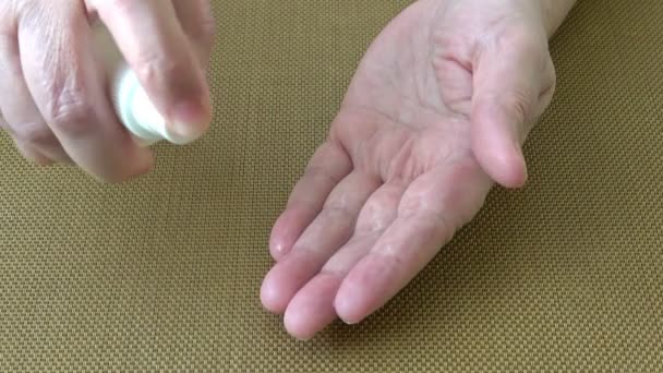 Spruzzare Soluzione Antisettica Sulle Mani Disinfezione Delle Mani Della Pelle — Video Stock