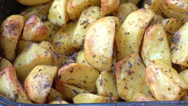 Patates Dilimleri Fırın Kekik Ile Kavrulmuş — Stok video