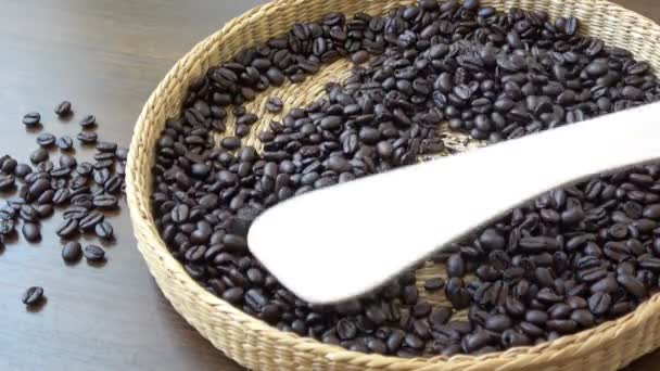 Geröstete Kaffeebohnen Nahaufnahme Duftende Kaffeebohnen Schöpfkelle Rührt Kaffeebohnen — Stockvideo