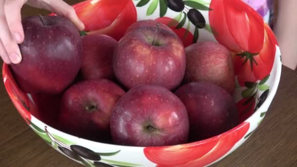 Frukt Skålen Mogna Äpplen Handen Ett Litet Barn — Stockvideo