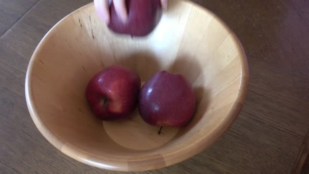 Φρούτα Μπολ Ώριμο Μήλο Στο Χέρι Ενός Μικρού Παιδιού — Αρχείο Βίντεο