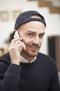 Genç adam evde Evet