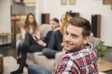 Arkadaş grubu arasında yakışıklı adam portresi