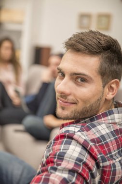 Arkadaş grubu arasında yakışıklı adam portresi