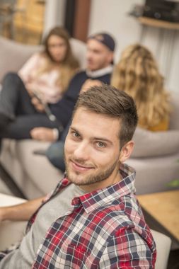 Arkadaş grubu arasında yakışıklı adam portresi