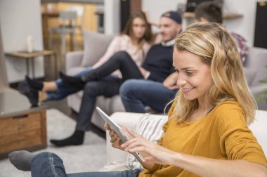 genç kadın kanepe tablet ile oturuyor