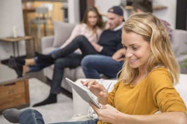 genç kadın kanepe tablet ile oturuyor