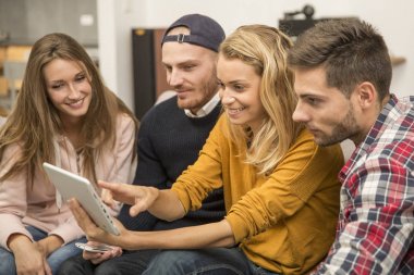 Tv izlerken apartmanda Rommates