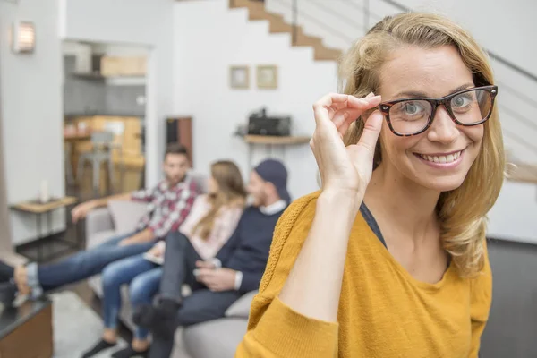 Retrato de hermosa mujer rubia con anteojos — Foto de Stock