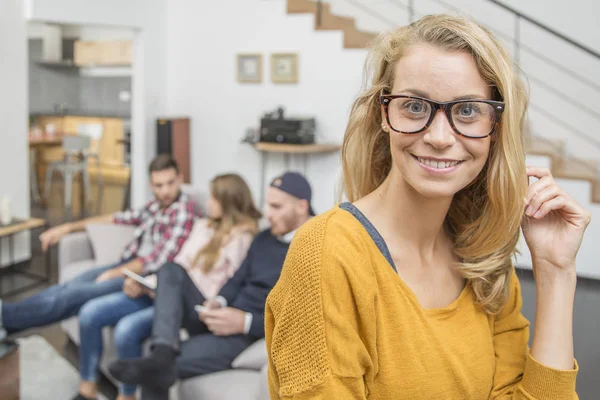 Retrato de hermosa mujer rubia con anteojos — Foto de Stock