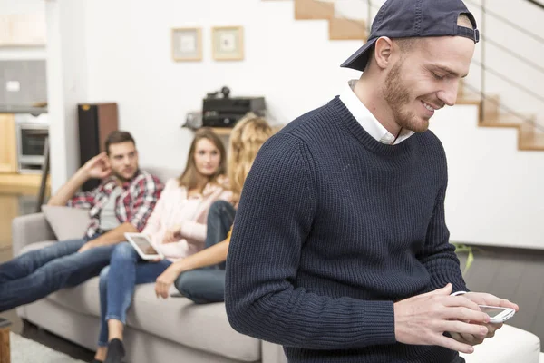 Joven en casa hablando por teléfono —  Fotos de Stock