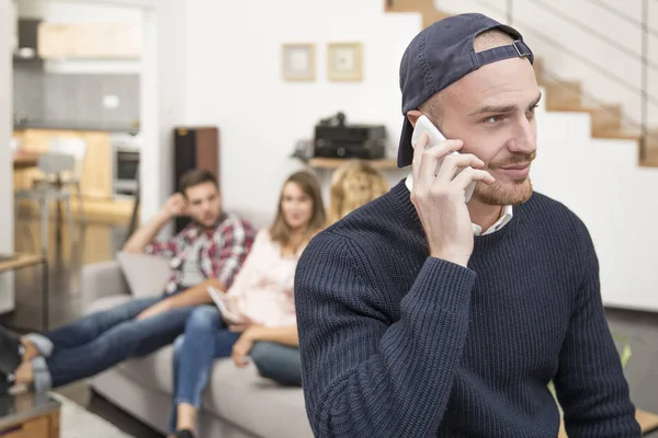 Genç adam evde Evet