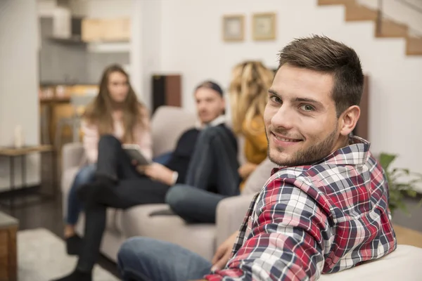 Retrato de chico guapo entre un grupo de amigos —  Fotos de Stock