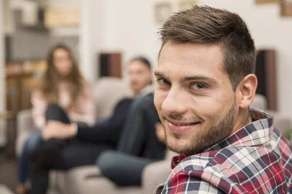 Arkadaş grubu arasında yakışıklı adam portresi