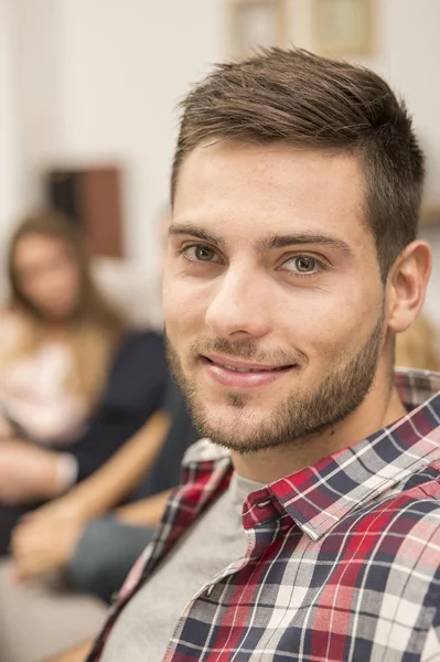 Arkadaş grubu arasında yakışıklı adam portresi