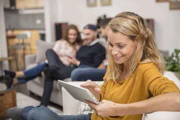genç kadın kanepe tablet ile oturuyor