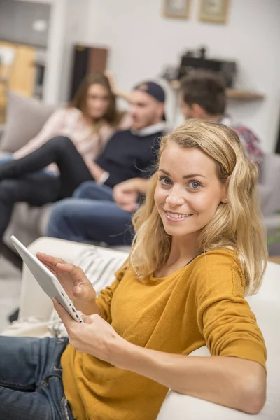 genç kadın kanepe tablet ile oturuyor