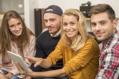 Tv izlerken apartmanda Rommates