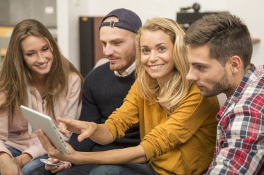 Tv izlerken apartmanda Rommates