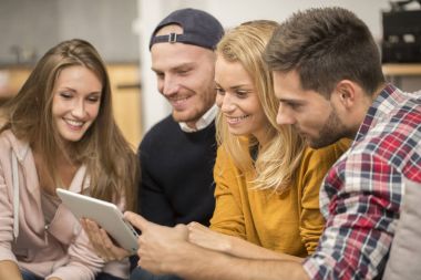 Tv izlerken apartmanda Rommates