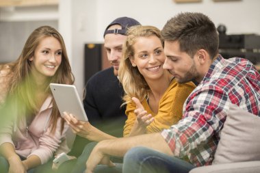 Oda arkadaşı dairesinde tablet kullanma
