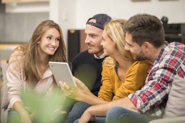 Oda arkadaşı dairesinde tablet kullanma