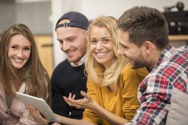 Oda arkadaşı dairesinde tablet kullanma