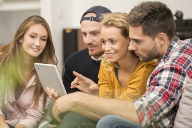 Oda arkadaşı dairesinde tablet kullanma