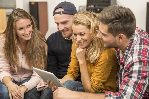 Rommates em apartamento assistindo tv — Fotografia de Stock