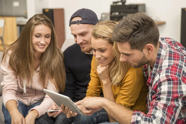 Tv izlerken apartmanda Rommates