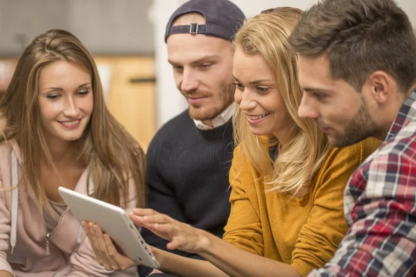 Tv izlerken apartmanda Rommates
