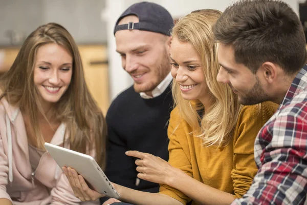 Tv izlerken apartmanda Rommates